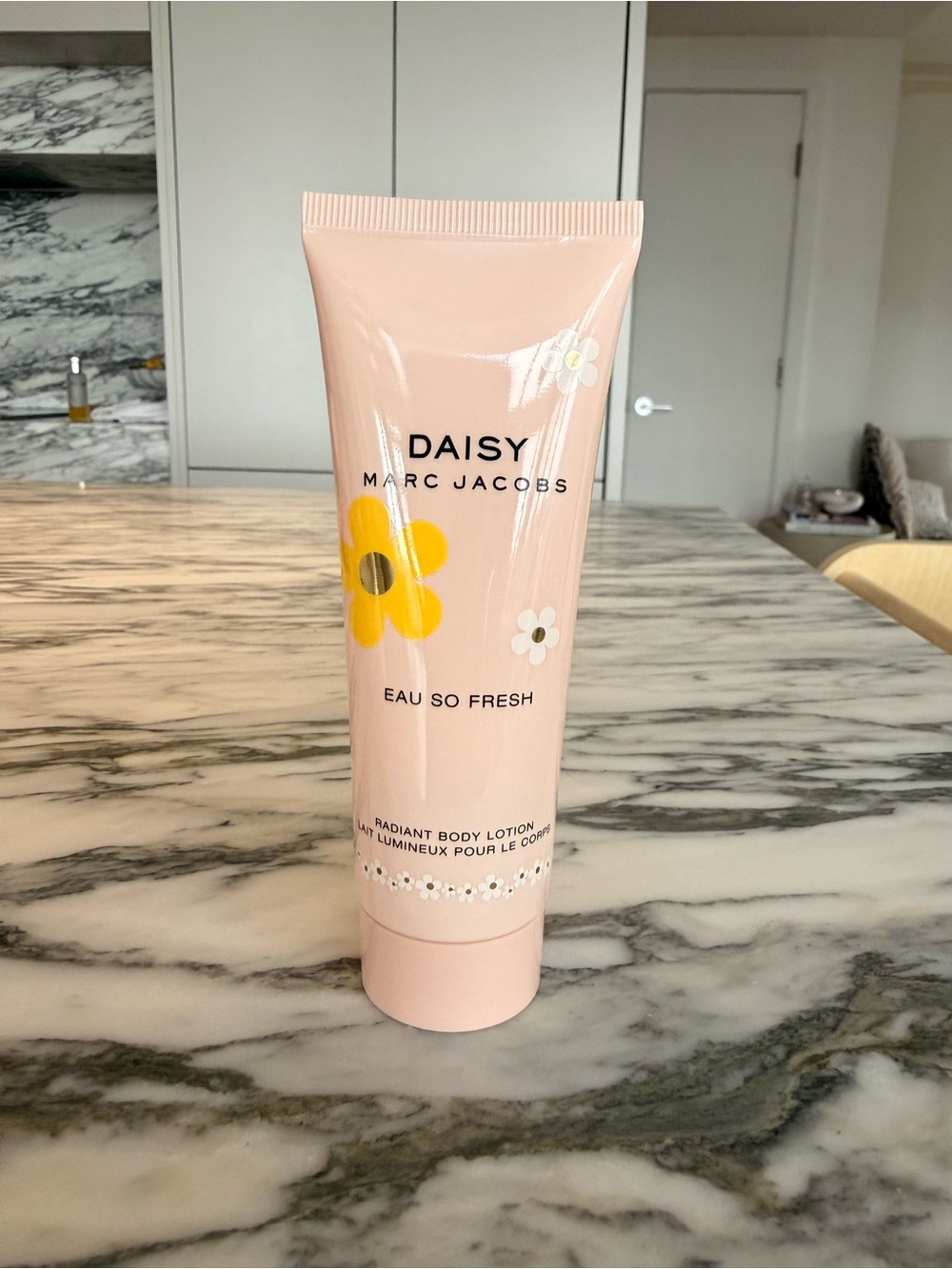 Marc Jacobs Daisy Eau So Fresh Radiant Body Lotion - Pink & Yellow